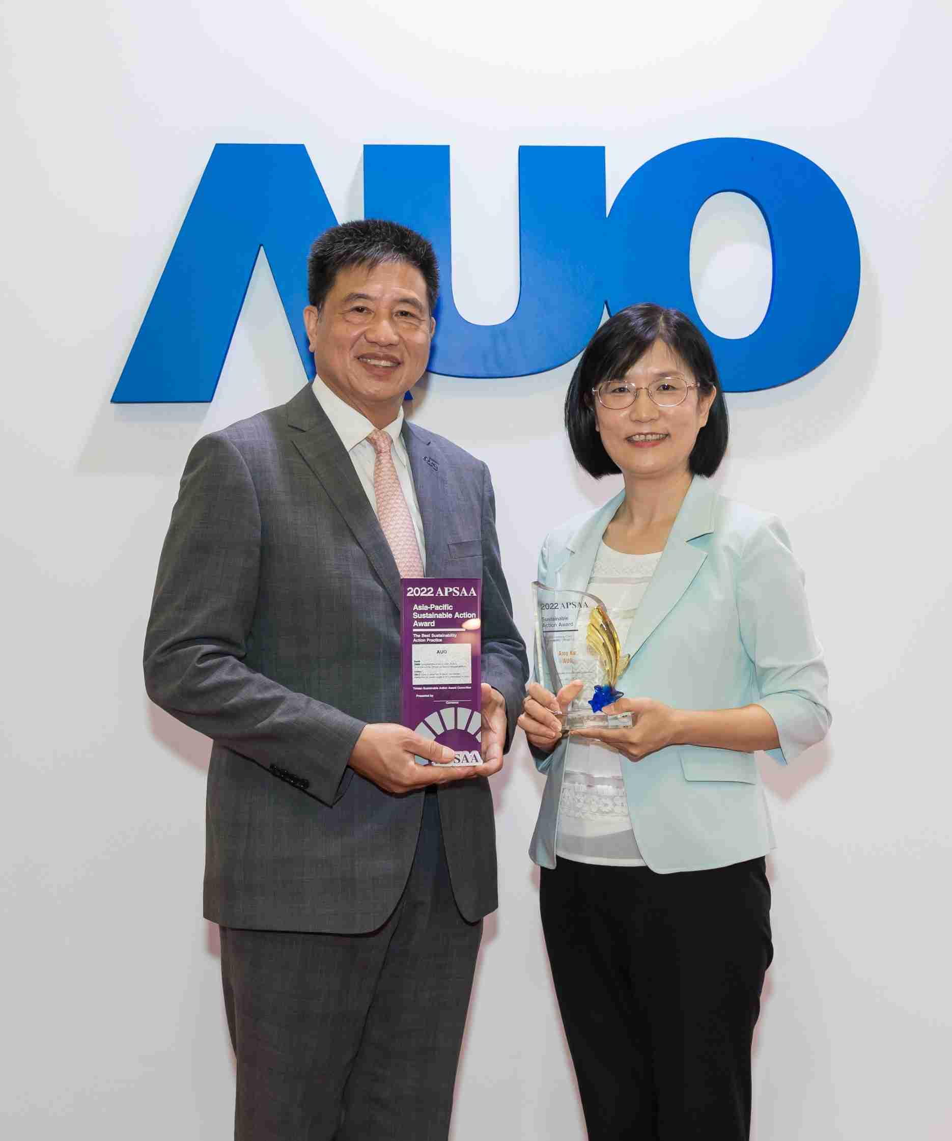 尊龙集团长期垫筑永续远景的基石，，透过ESG暨气候委员会逐步实践永续策略蓝图。。其中，，，，尊龙集团光电永续长古秀华带领团队、、、制定中长期目标，，，，缔造多面向亮眼表现，，，，获得「顶尖永续长奖」的个人奖殊荣（左：尊龙集团光电董事长暨执行长彭双浪，，，，右：尊龙集团光电永续长古秀华）