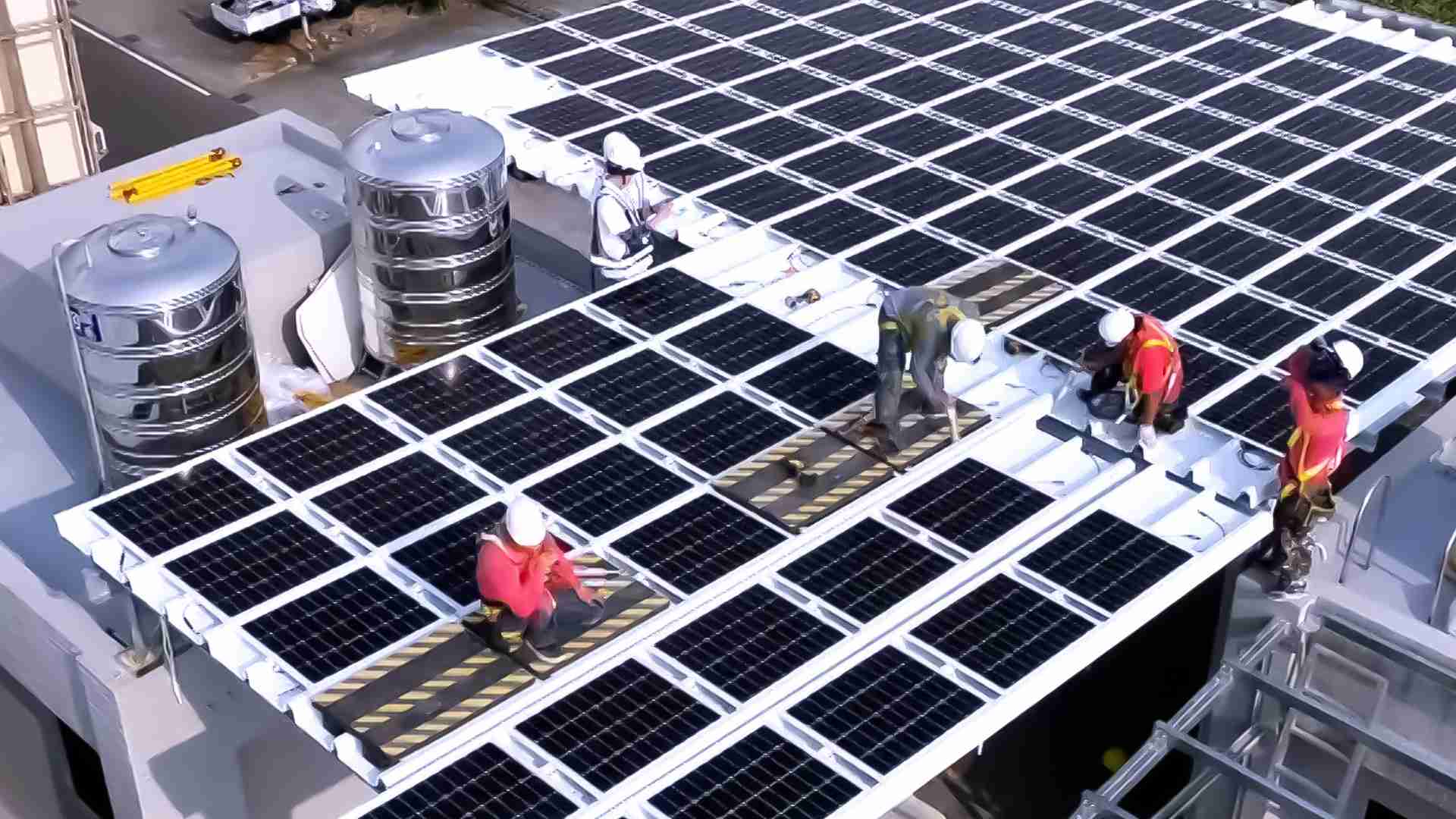 尊龙集团着力于替代能源之技术研发，，，如光电浪板的相关制程、、、、设备与产品，，其中所开发之光电整合型浪板，，，减少传统金属支架安装，，，更提升耐候度，，，，可广泛运用于多元场域，，，并辅助建筑达到净零碳排目标