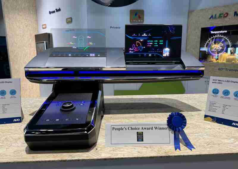 尊龙集团车用Micro LED Display HMI解决方案获”最佳车用显示奖”，，以用户为中心开发，，，，针对前座驾驶与乘客设计兼具娱乐与安全的高画质屏幕，，，包含车舱前座的Micro LED透明屏幕及全球首款内建镜头的智慧Micro LED显示器