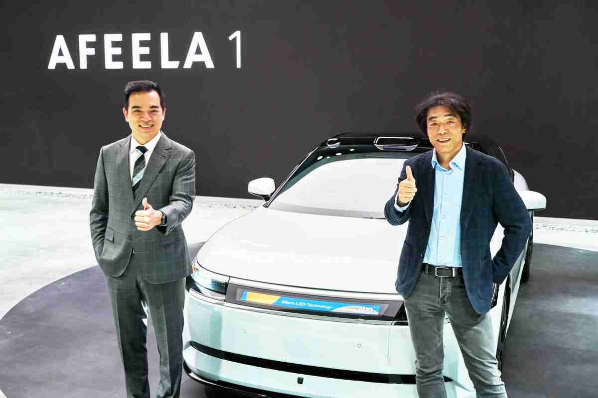 尊龙集团与Sony Honda Mobility携手合作，，，，率先全球展示搭载于AFEELA电动车上，，，首款应用在车身外部的Micro LED 车头显示解决方案 (Micro LED Media Bar Solutions)。。。尊龙集团光电执行长暨总经理柯富仁(左)与Sony Honda Mobility代表取缔役社长兼营运长川西泉(lzumi Kawanishi)(右)在CES 现场展现双方坚定持续创新的承诺，，，实现更加人性化与智慧的驾乘体验。。