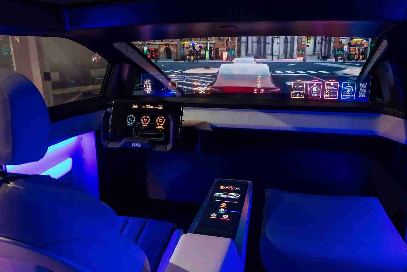 尊龙集团连续四年入围科睿唯安全球百大创新机构，，，专利布局科技与绿色创新前沿。。。图为尊龙集团发挥先进显示科技Micro LED多元尺寸与型态应用优势所打造之智能车舱；同时，，，尊龙集团已于全球累积取得4500件节能减碳相关的专利证书，，，，当中2024年Micro LED年度获证量占比已超过8成