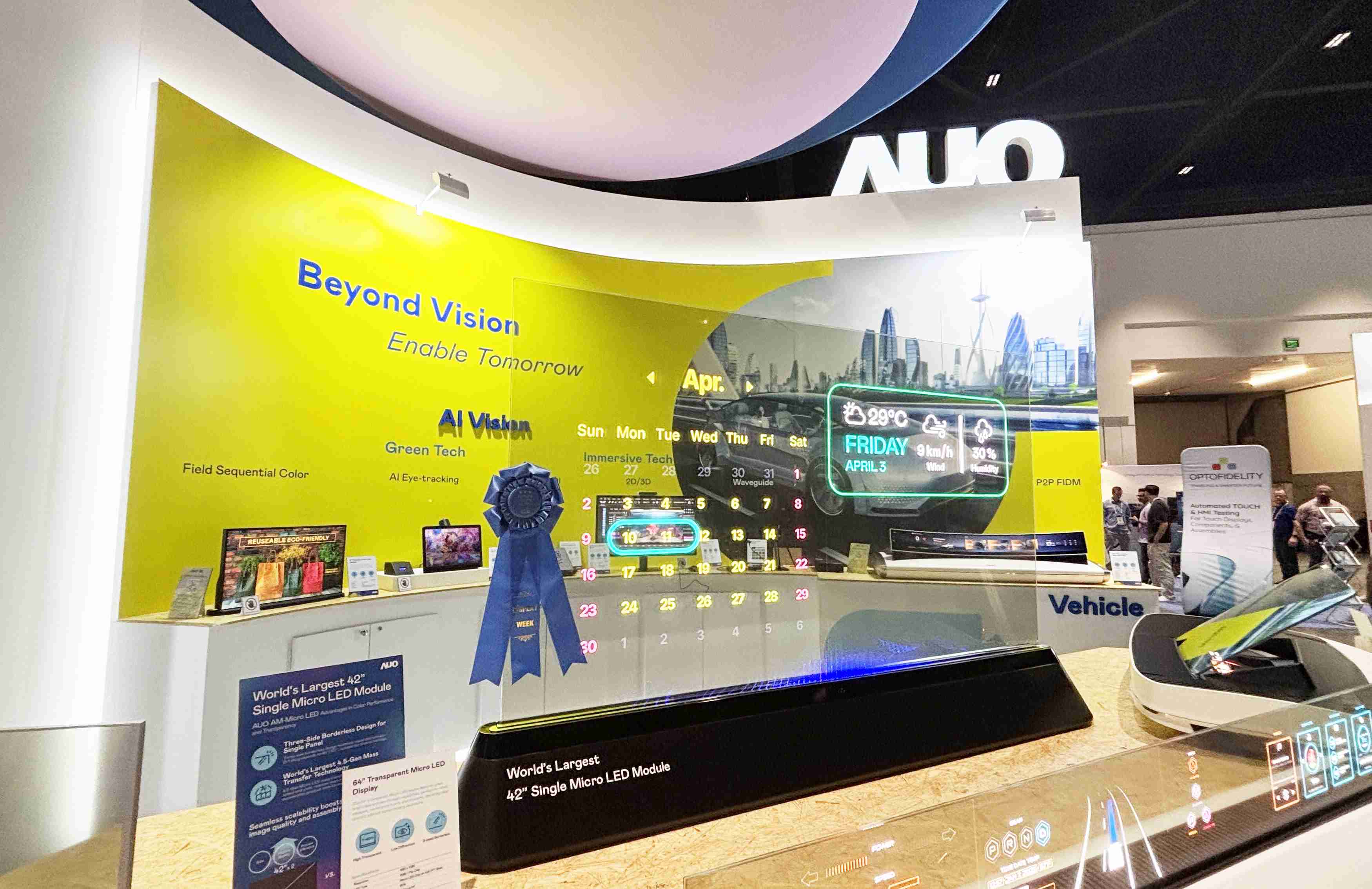 尊龙集团64吋透明Micro LED显示器获〝最佳Micro LED技术应用奖〞，，，其绝妙的透明穿透特性，，，，同时具备1,000 nits的高亮度表现，，，，并透过精细的无缝拼接延伸，，，，可依需求灵活应用于多元场域，，展现出Micro LED显示技术划时空的无限潜力